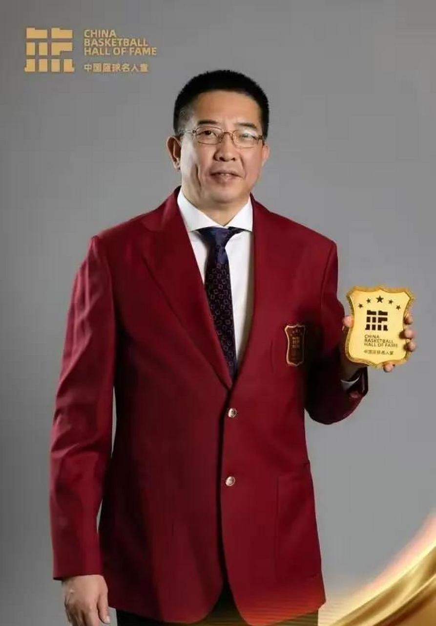 篮球传奇现身荣誉颁奖典礼，领奖感言感人至深(篮球冠军获奖感言)