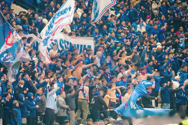 乐动体育-现场球迷热情高涨，场上比拼搏力使球员们尽展英姿(球迷现场跳舞)