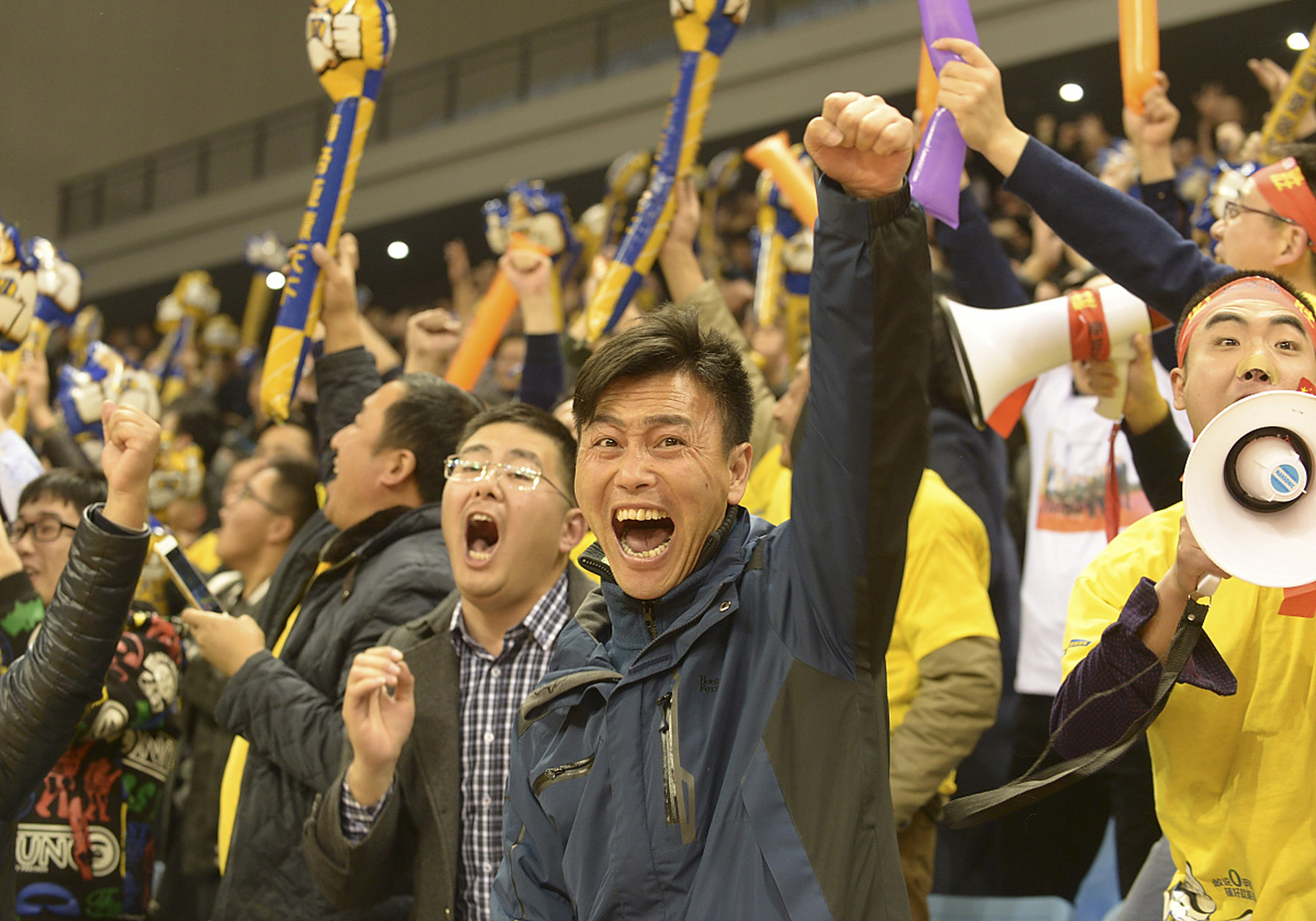 现场球迷热情高涨，场上比拼搏力使球员们尽展英姿(球迷现场跳舞)