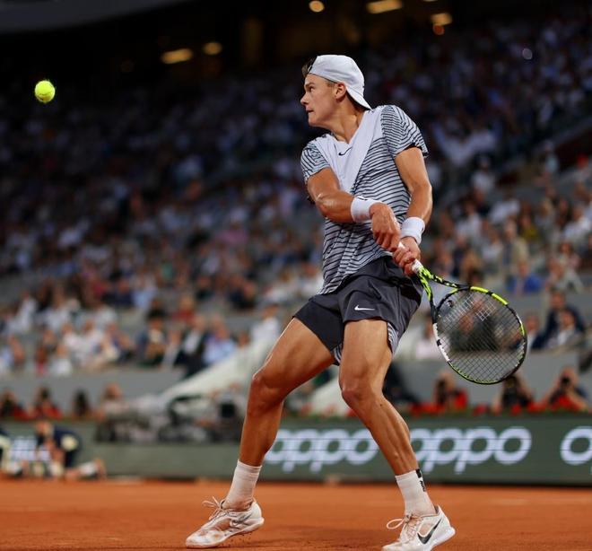 乐动体育-包含球队战意勃发，艰难跻身冠军四强的词条