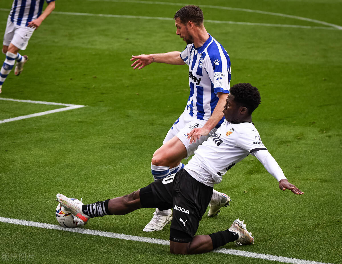 华伦西亚客场取胜，稳定在中游位置(华伦西亚客场取胜,稳定在中游位置的球员)